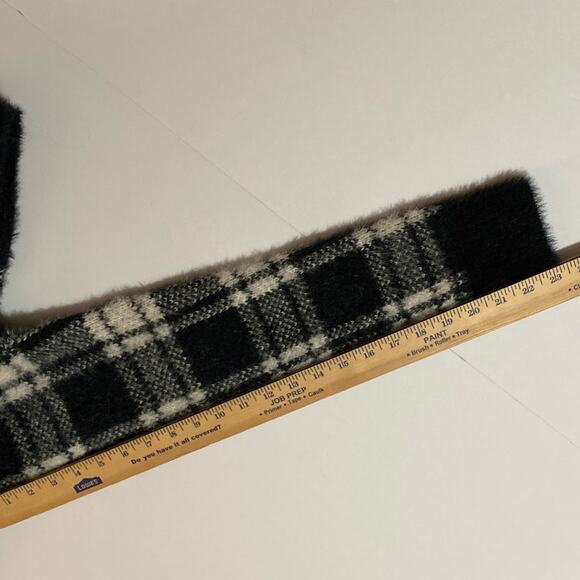 Women's V Neck Cropped Black Plaid Fuzzy Cardigan Sweater Sz Med Preppy Academic - Picture 8 of 10
